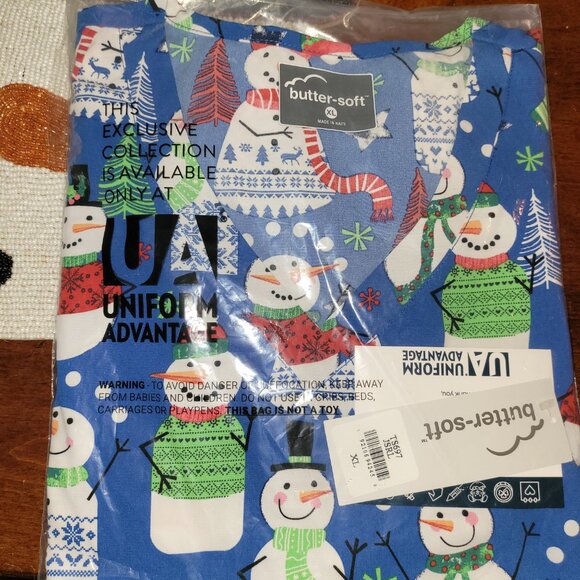 Juggling Snowman Print 4-Pocket Rounded V-Neck Scrub Top NWT - Picture 2 of 4